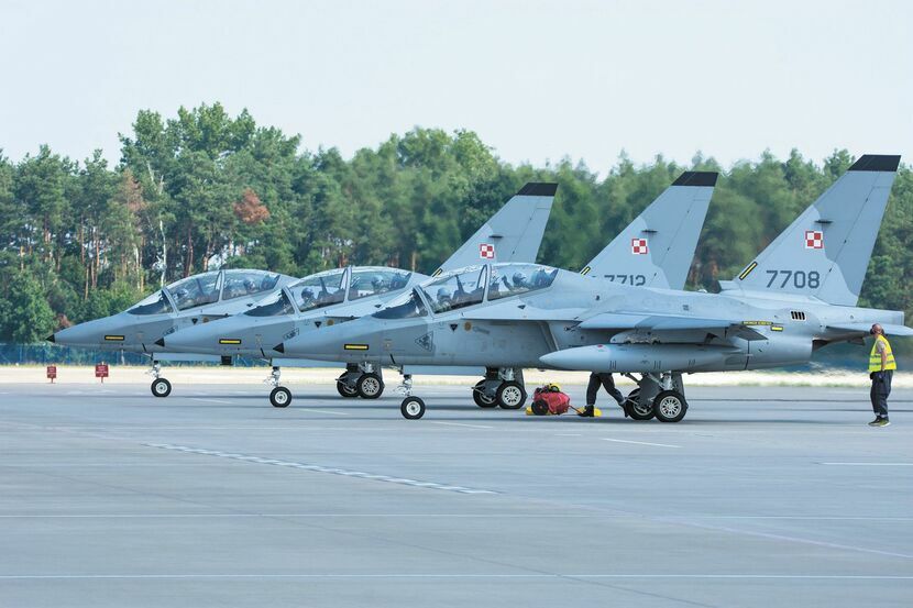 M-346 "Bielik" to szkolno-bojowy samolot odrzutowy, na którym w Dęblinie ćwiczą swoje umiejętności przyszli piloci F-16 i F-35. W latach 2019 i 2020 41. baza cierpiała na niewystarczającą liczbę maszyn oraz ich niską sprawność