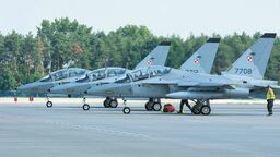 M-346 "Bielik" to szkolno-bojowy samolot odrzutowy, na którym w Dęblinie ćwiczą swoje umiejętności przyszli piloci F-16 i F-35. W latach 2019 i 2020 41. baza cierpiała na niewystarczającą liczbę maszyn oraz ich niską sprawność