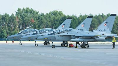 M-346 "Bielik" to szkolno-bojowy samolot odrzutowy, na którym w Dęblinie ćwiczą swoje umiejętności przyszli piloci F-16 i F-35. W latach 2019 i 2020 41. baza cierpiała na niewystarczającą liczbę maszyn oraz ich niską sprawność