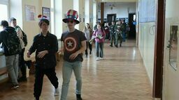 Co robił mnich w XXI LO  w Lublinie i czemu coś ucieka z sali chemicznej? Zdjęcia