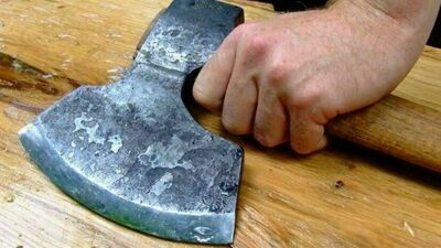 29-latek rzucił się z siekierą na rodzinę. Są ofiary śmiertelne 