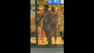 Dwóch nagich mężczyzn na stacji Orlen