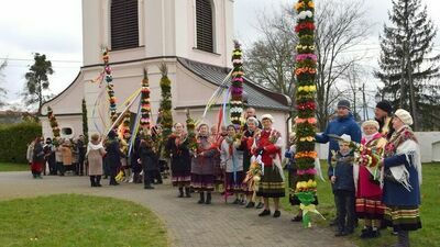 Konkursowe palmy w Niedzielę Palmową trafiły do kościoła parafialnego w Baranowie