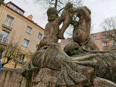 Od 1953 roku na placyku między blokami ZOR "Zachód" stoi fontanna