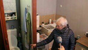 Mieszkańcy lokali komunalnych przy ulicy Moniuszki pokazywali dziennikarzom w jakich warunkach mieszkają już w 2021 roku