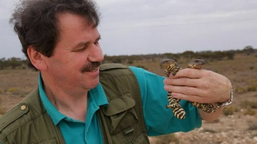 Ryszard Topola jest biologiem i prawdziwym miłośnikiem oraz znawcą zwierząt, wszystkich, nie tylko żyraf. Ma ogromne doświadczenie w ich hodowli zdobyte w kilku polskich ogrodach zoologicznych