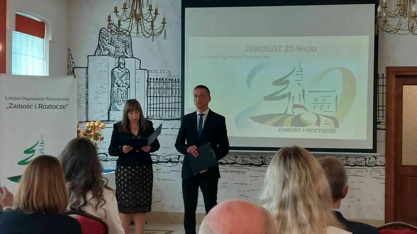 Joanna Liberadzka-Duras i Wojciech Gardyga podczas piątkowego walnego zgromadzenia. Świętowano wówczas również jubileusz 20-lecia LOT „Zamość i Roztocze”.