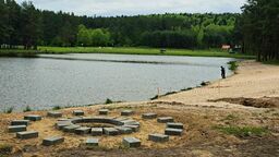 Prace przy budowie pomostu dla ratowników i wielkich „hawajskich” parasoli na plaży już się zaczęły. Ma to kosztować (wraz z wyposażeniem stanowiska ratowniczego) trochę ponad 69 tys. zł, ale 50 tys. to środki zewnętrzne