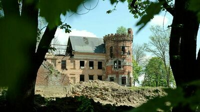 Pałac w Jakubowicach Murowanych ma nowego pana. Zobacz, jak zmienia się zaniedbany zabytek