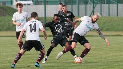 Piłkarze Sygnału Lublin (białe stroje) są ostatnio w wysokiej dyspozycji