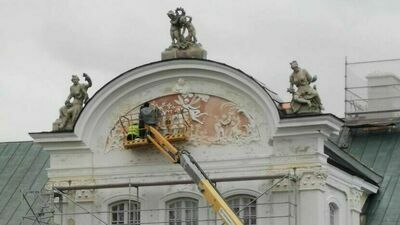 Prace przy elewacji pałacu stanęły. Wykonawca idzie do sądu i NIK 