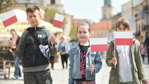 Dzień Flagi w Lublinie. Biało-czerwone rozdawane na ulicach. Zdjęcia