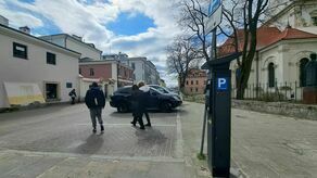 Bilety można kupować u parkingowych, jeśli akurat pracują. W przeciwnym razie należy korzystać z automatów