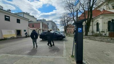 Bilety można kupować u parkingowych, jeśli akurat pracują. W przeciwnym razie należy korzystać z automatów