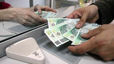 Lubelskie. Emerytka chce pozwać bank, bo straciła 15 tysięcy złotych