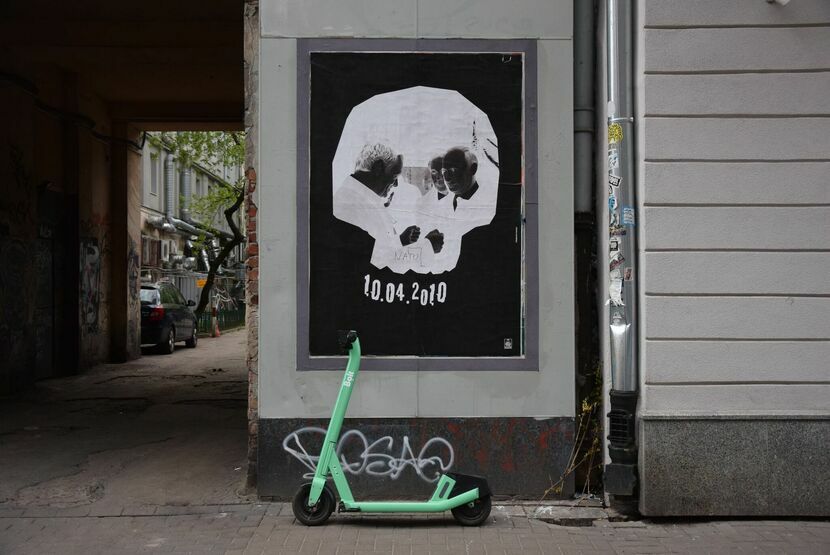 Kontrowersyjny plakat Wojciecha Korkucia na jednej z warszawskich ulic<br />
