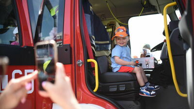 Lotniczy Dzień Dziecka w Aeroklubie Lotniczym. Pokazy samolotów, modele i skoki ze spadochronem (zdjęcia)