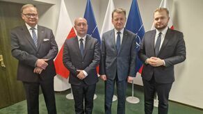 Jest zielone światło dla utworzenia nowej bazy śmigłowców wojskowych w Porcie Lotniczym Lublin. Od lewej Andrzej Hawryluk, Piotr Breś, wicepremier Mariusz Błaszczak i Michał Moskal.