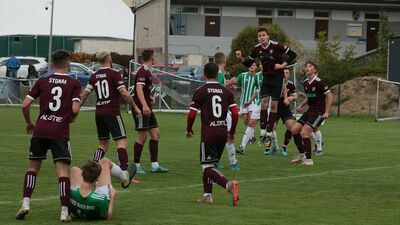 Piłkarze Sygnału Lublin (bordowe stroje) nie dali szans Turowi Milejów