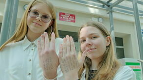 Magda i Leną pokazują ręce, na których zapisały odpowiedzi, jakich udzieliły. Chcą sprawdzić w domu, czy napisały poprawnie.