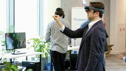 Technologia puka do drzwi szkół i powoli zmienia oświatę. Nauczyciele coraz chętniej sięgają po nowe narzędzia, które otwierają nowe możliwości prowadzenia zajęć. Na zdjęciu gogle 3D wysokiej rozdzielczości