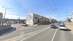 W tym miejscu pojawiła się już przerywana linia dla kierowców chcących skręcić z ul. Kunickiego w Pocztową