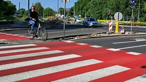 W ramach inwestycji na prawie 5-kilometrowym odcinku drogi cztery skrzyżowania zostały przebudowane na ronda. Powstały też nowe chodniki i ścieżki rowerowe.