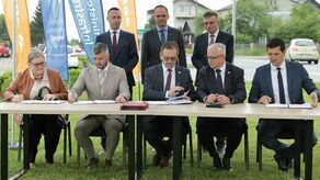 Podpisanie umów na obwodnice Dzwoli i Gorajca