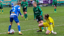 Anna Palińska (w żółtym stroju) jest kapitanem piłkarek Górnika Łęczna