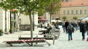 Lubelski deptak. Na pierwszym planie ławka, która od ponad tygodnia jest uszkodzona po tym, jak wjechał w nią jeden z samochodów dostawczych. Ratusz informuje, że szkoda została zgłoszona do ubezpieczyciela i zostania naprawiona po przeprowadzeniu oględzin. - Powinno to nastąpić do końca przyszłego tygodnia – zapowiada Justyna Góźdź z biura prasowego Urzędu Miasta