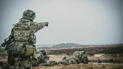 Podczas dwóch tygodni szkolenia ochotnicy zapoznają się z podstawami taktyki działań w terenie