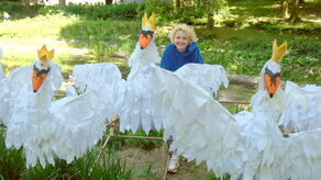 W czwartek w Ogrodzie Saskim trwał montaż festiwalowych instalacji. Na zdjęciu Dzikie Łabędzie