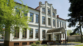 Budynek przy ulicy Janowskiej 27. Salon fryzjerski mieści się na poddaszu 