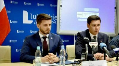 Artur Kozioł i Dariusz Stefaniuk. W przeszłości razem trenowali boks. Dzisiaj Stefaniuk odcina się od decyzji Kozioła jako p.o. dyrektora szpitala