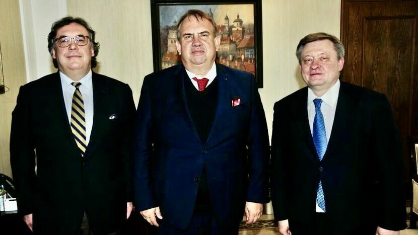 Od lewej prof. Robert Rejdak, prof. Wojciech Załuska i prof. Andrij Zimenkovskij po podpisaniu porozumienia o współpracy