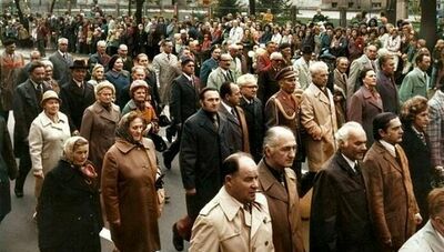 Dawne pochody pierwszomajowe w Puławach. W kolorze. Zdjęcia