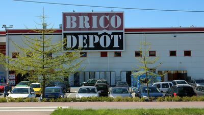 Skład budowlany na puławskim osiedlu Gościńczyk działa od blisko 12 lat. Zmiany w miejscowym planie mają pomóc w jego przebrandowaniu na Castoramę. Pozostaje nadzieja, że inwestor nie przemaluje elewacji na niebiesko i zrezygnuje ze swojego zwyczaju umieszczania na ścianie gigantycznego, żółtego szyldu