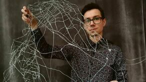 Miłosz Mazurek autor projektu „Śladami Arachne” z elementami instalacji