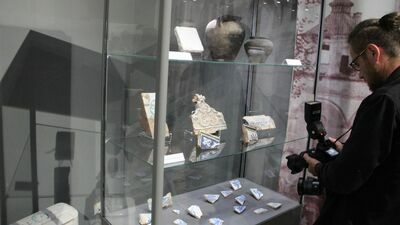 Płytka z Indianinem, tynk z różą. Piwnice Radziwiłłów rajem dla archeologów  (zdjęcia)