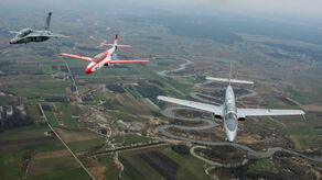 M-346 w towarzystwie dwóch TS-11