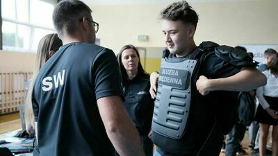 Umowa podczas targów pracy. Kolejowa spółka nagrodzi stypendiami