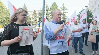 Zwolniona pracownica Stokrotki Ewelina Milczarek i Marian Król przewodniczący Zarządu Regionu Środkowowschodniego NSZZ Solidarność w Lublinie