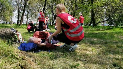 Omdlenie starszej osoby w parku, to jedno z zadań dla młodych ratowników
