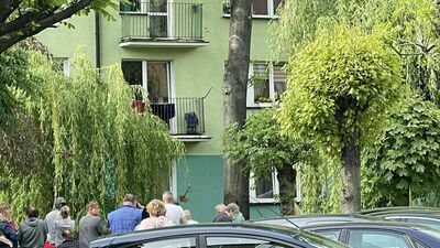 W środę pod drzewem nadal gromadzą się ludzie