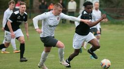 Daniel Eze (w czarnym stroju) był główną postacią widowiska w Nałęczowie
