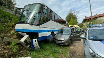 Włodawa. Autokar stoczył się z drogi i najechał na człowieka