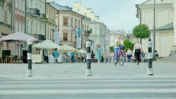 Na przejściu dla pieszych przy pl. Łokietka zamontowano już słupki uniemożliwiające wjazd na deptak