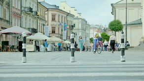 Na przejściu dla pieszych przy pl. Łokietka zamontowano już słupki uniemożliwiające wjazd na deptak