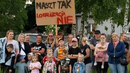 Mieszkańcy Starej Jedlanki kilka dni temu zebrali się, żeby zaprotestować przeciwko budowie wieży telefonii komórkowej w sąsiedztwie swoich domów