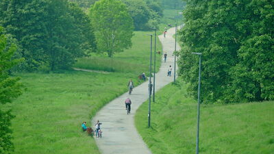 Nawierzchnia alejki biegnącej dnem wąwozu jest w tragicznym stanie